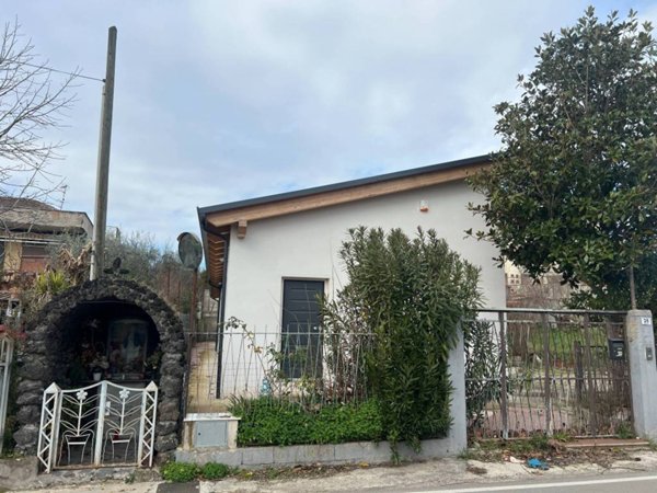 casa indipendente in vendita a Benevento in zona Centro Storico