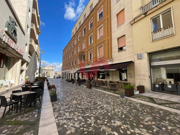 negozio in vendita a Benevento in zona Centro Storico