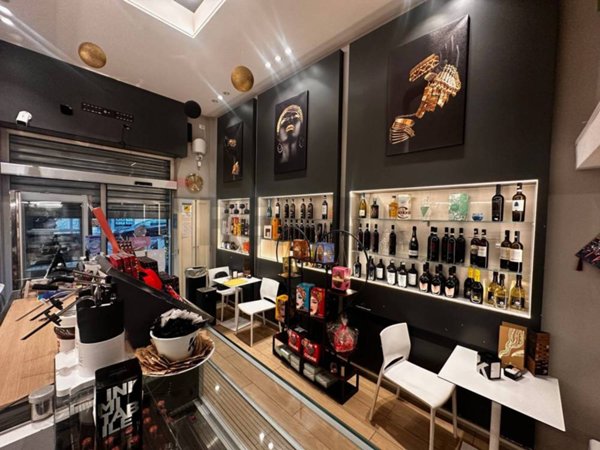 negozio in vendita a Benevento in zona Mellusi / Atlantici