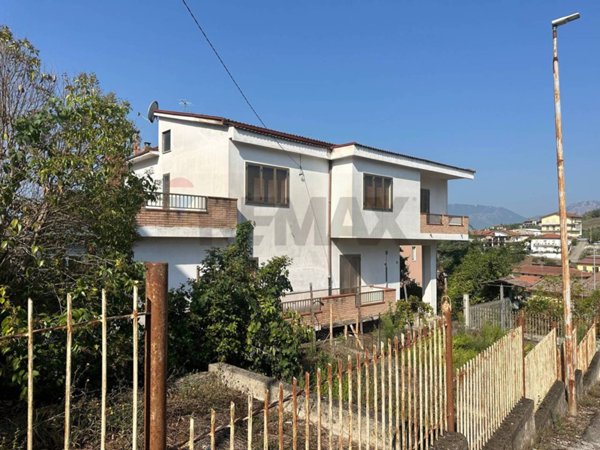 casa indipendente in vendita a Benevento in zona Libertà