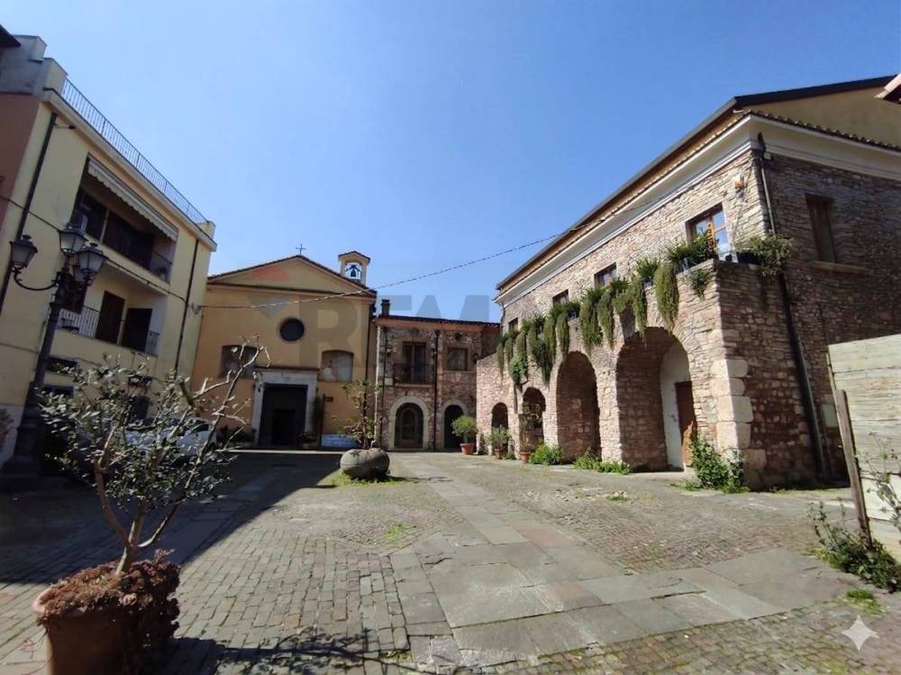 locale commerciale in vendita a Benevento in zona Centro Storico