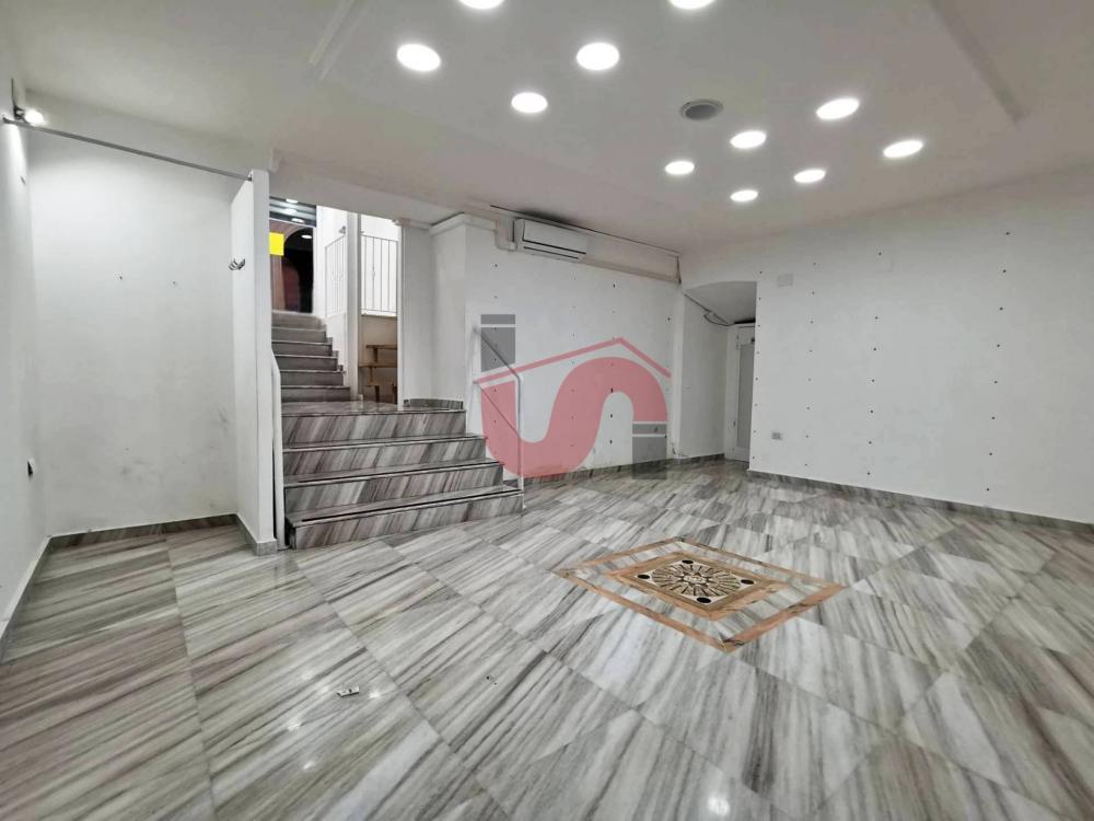 negozio in vendita a Benevento in zona Centro Storico