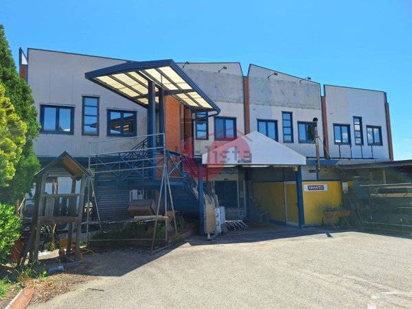 locale commerciale in vendita a Benevento in zona Centro Storico