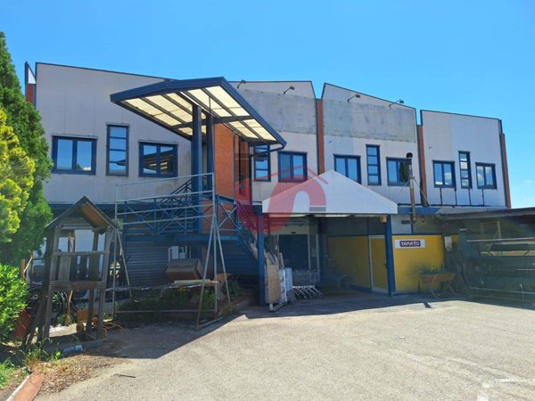 locale commerciale in vendita a Benevento in zona Centro Storico