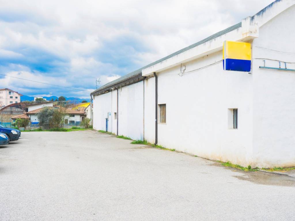 negozio in vendita a Benevento in zona Centro Storico