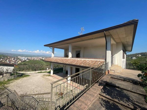 casa indipendente in vendita a Benevento in zona Torre Alfieri