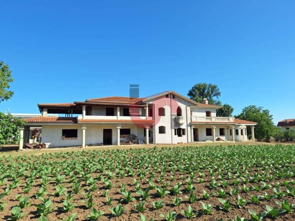 casa indipendente in vendita a Benevento in zona Centro Storico