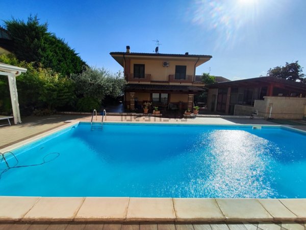 casa indipendente in vendita a Benevento in zona Centro Storico