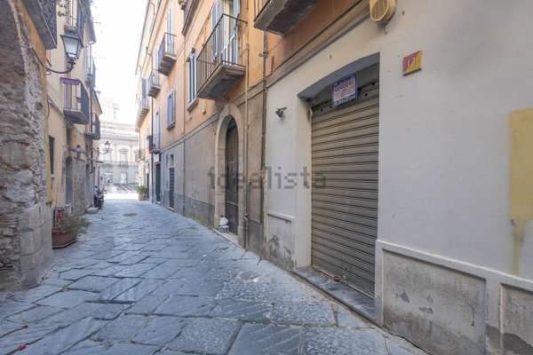 locale commerciale in vendita a Benevento in zona Centro Storico