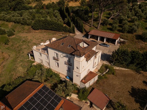 casa indipendente in vendita a Benevento in zona Centro Storico