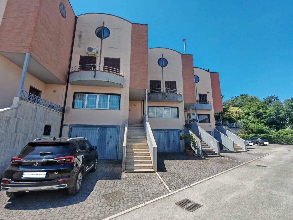 casa indipendente in vendita a Benevento in zona Mellusi / Atlantici