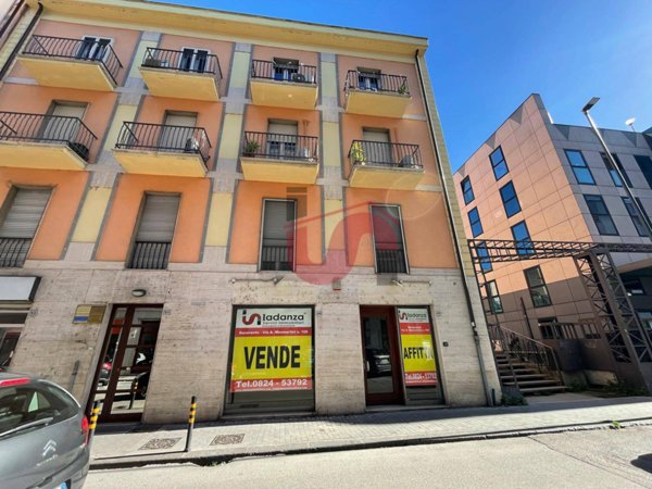locale commerciale in vendita a Benevento in zona Centro Storico