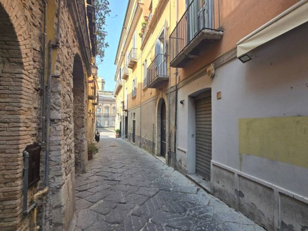 negozio in vendita a Benevento in zona Centro Storico