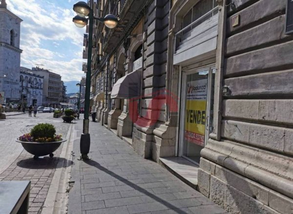 negozio in vendita a Benevento in zona Centro Storico