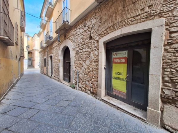 negozio in vendita a Benevento in zona Centro Storico