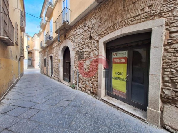 negozio in vendita a Benevento in zona Centro Storico