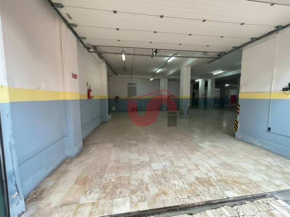 locale commerciale in vendita a Benevento in zona Libertà