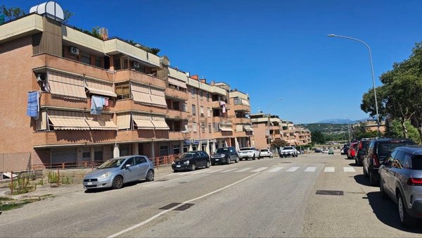 locale commerciale in vendita a Benevento in zona Libertà