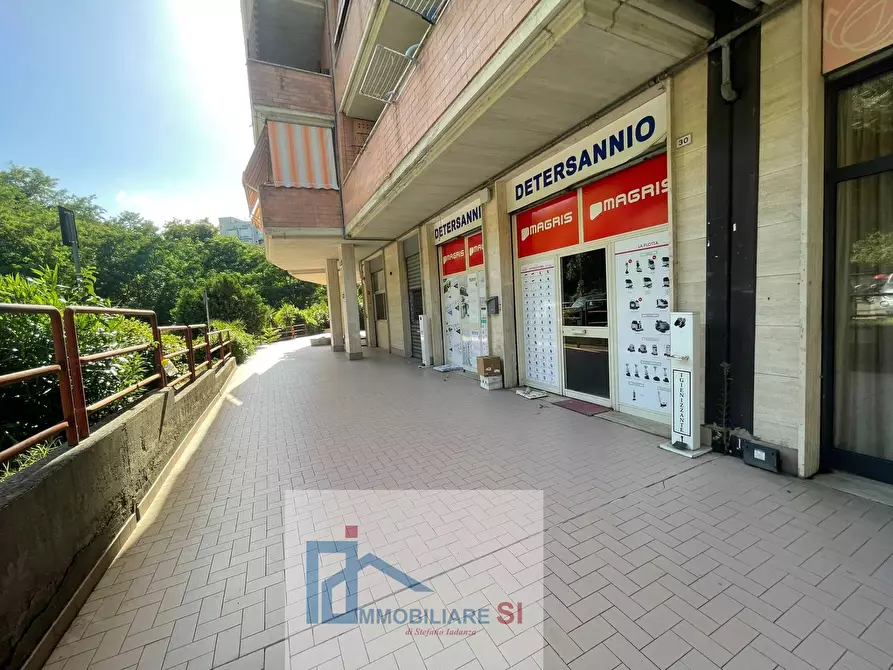 locale commerciale in vendita a Benevento in zona Centro Storico