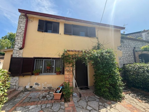 casa semindipendente in vendita a Benevento in zona Caprarelle