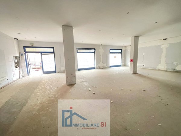 locale commerciale in vendita a Benevento in zona Mellusi / Atlantici