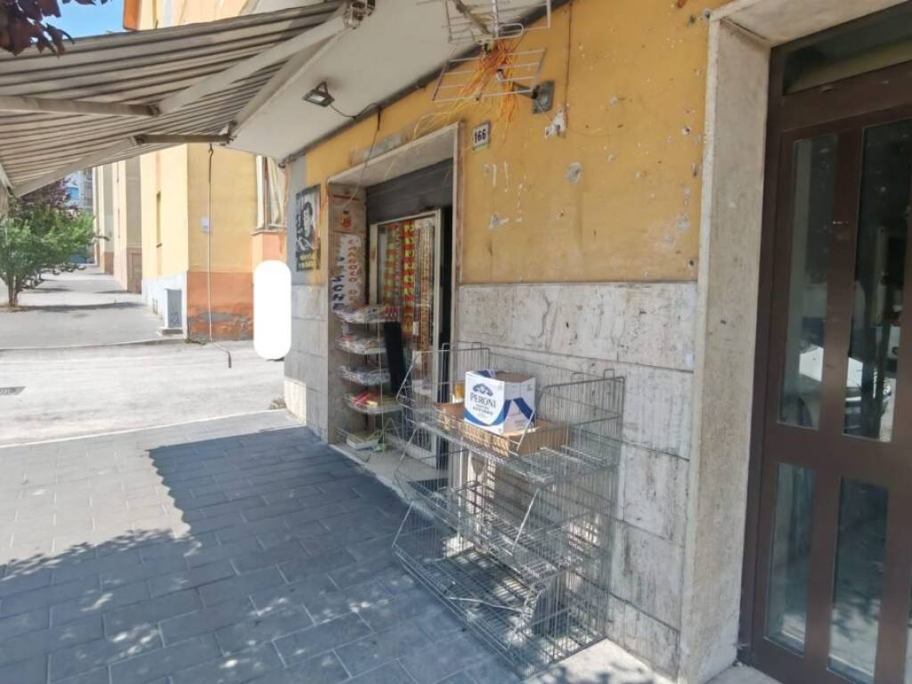 locale commerciale in vendita a Benevento in zona Libertà
