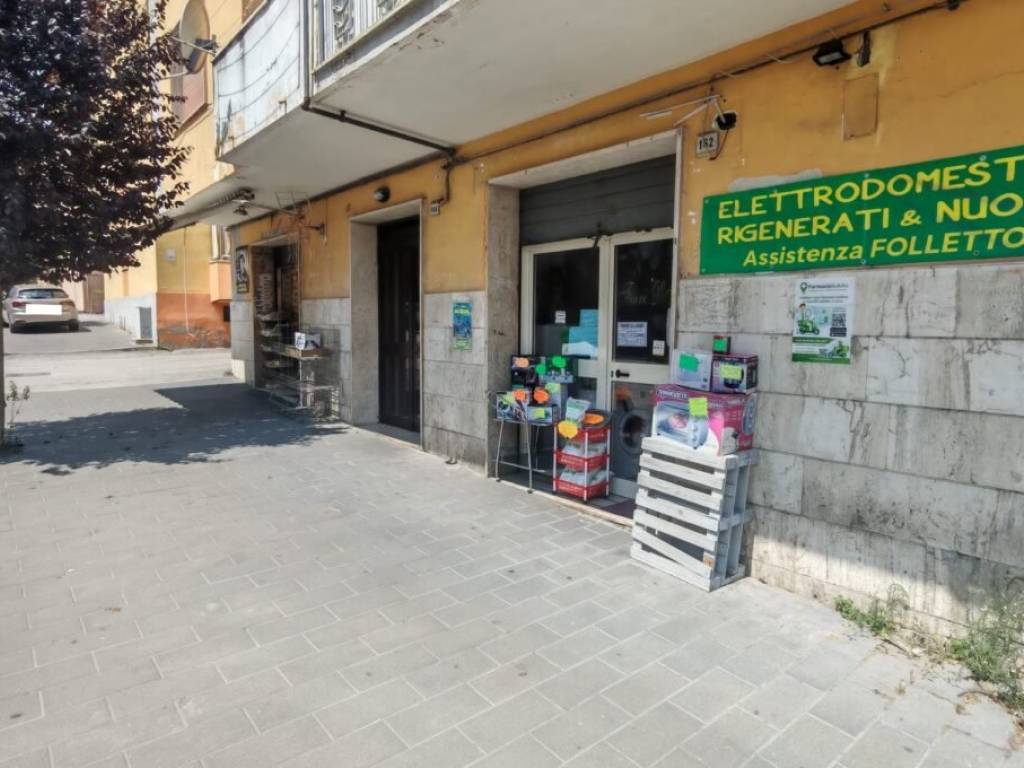 locale commerciale in vendita a Benevento in zona Libertà