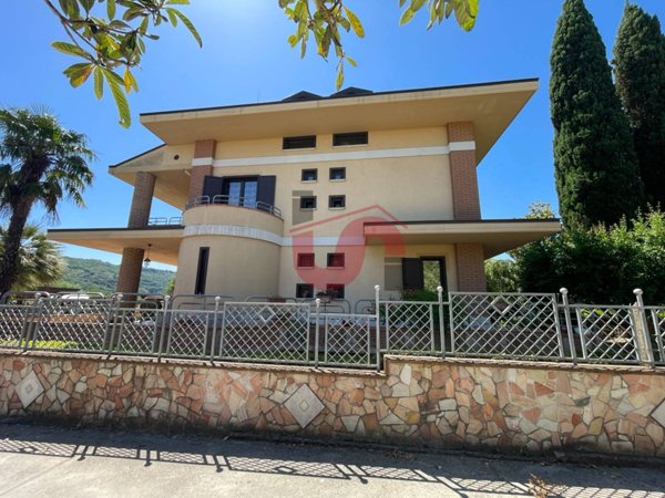 casa indipendente in vendita a Benevento in zona Libertà