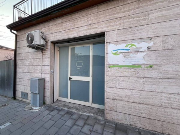 locale commerciale in vendita a Benevento in zona Centro Storico