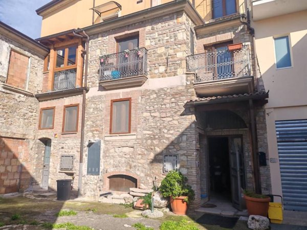 casa indipendente in vendita a Benevento in zona Centro Storico