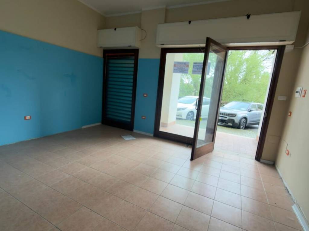 locale commerciale in vendita a Benevento in zona Libertà