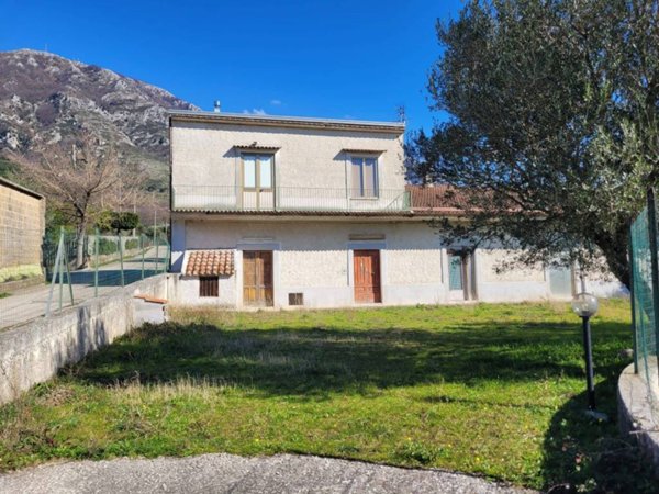 casale in vendita a Bucciano