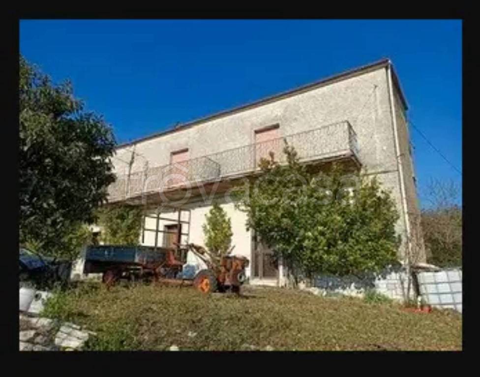 casa indipendente in vendita a Casalduni in zona Collemarino