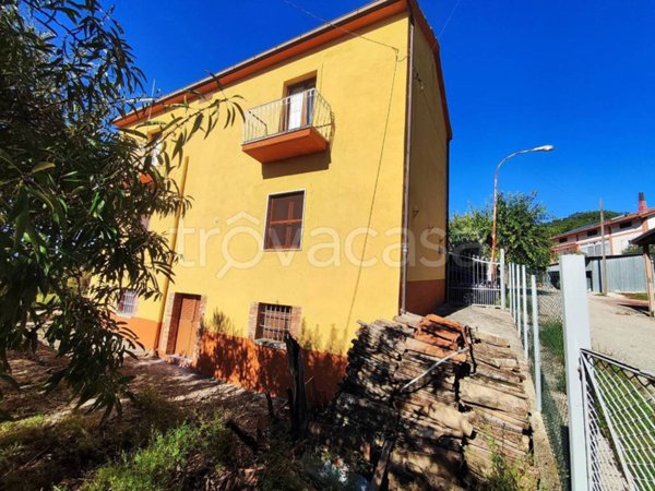 casa indipendente in vendita a Casalduni in zona Santa Maria