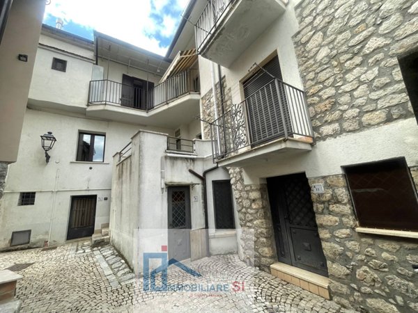 casa indipendente in vendita a Cautano in zona Cacciano