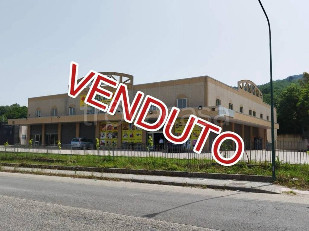 locale commerciale in vendita a Ceppaloni in zona Tufara