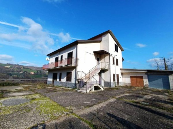 casa indipendente in vendita a Ceppaloni