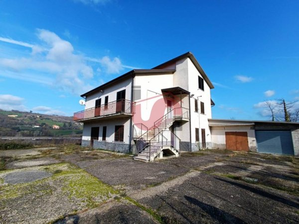 casa indipendente in vendita a Ceppaloni