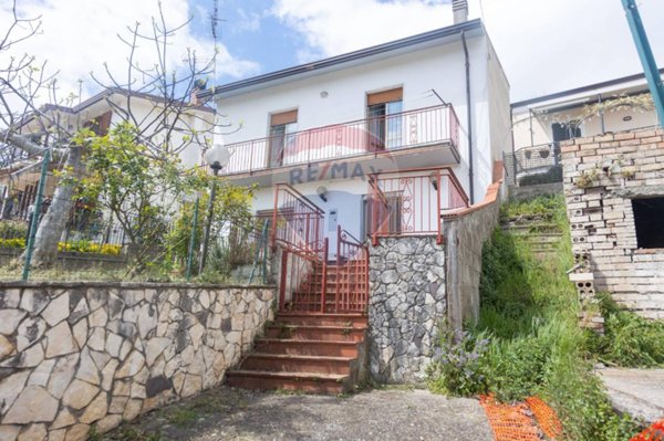 casa indipendente in vendita a Ceppaloni in zona Santa Croce