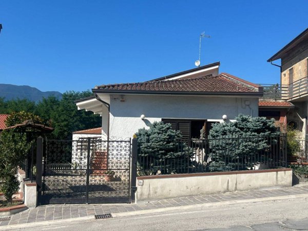 casa indipendente in vendita a Ceppaloni in zona Beltiglio