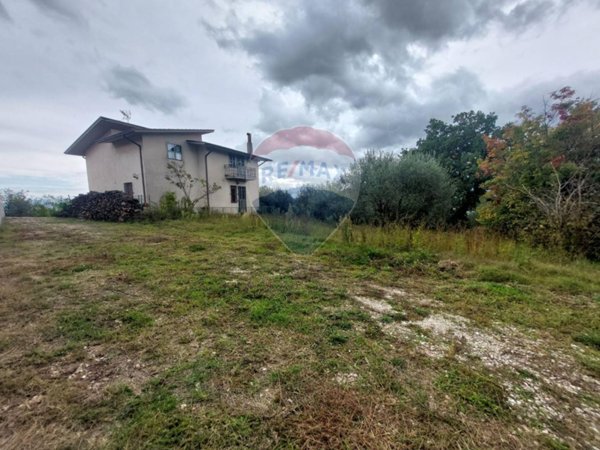 casa indipendente in vendita a Ceppaloni in zona Beltiglio