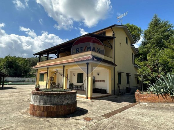 casa indipendente in vendita a Ceppaloni in zona Beltiglio