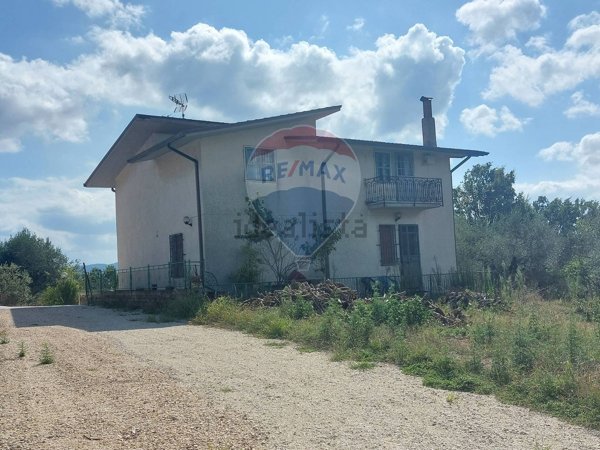 casa indipendente in vendita a Ceppaloni in zona Beltiglio
