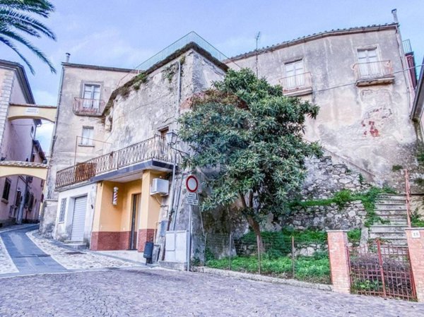 casa indipendente in vendita a Ceppaloni