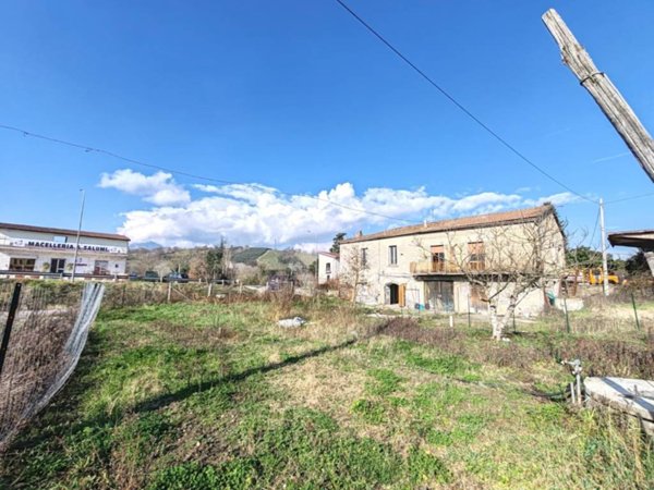 casa indipendente in vendita a Ceppaloni in zona Tufara