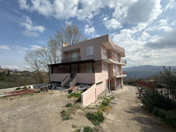 casa indipendente in vendita a Ceppaloni in zona Beltiglio