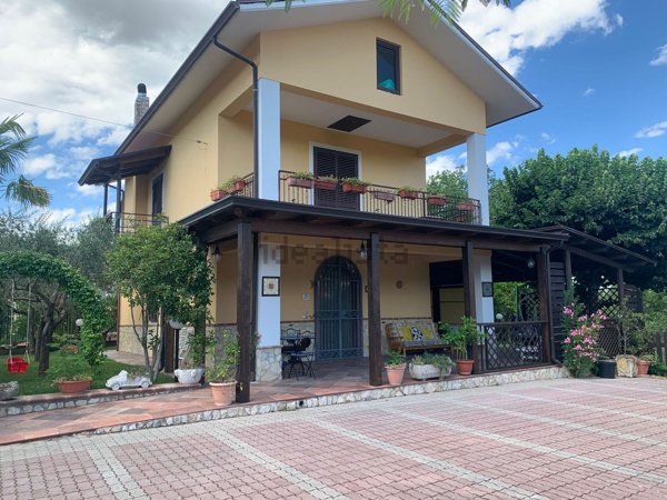 casa indipendente in vendita a Ceppaloni in zona Beltiglio