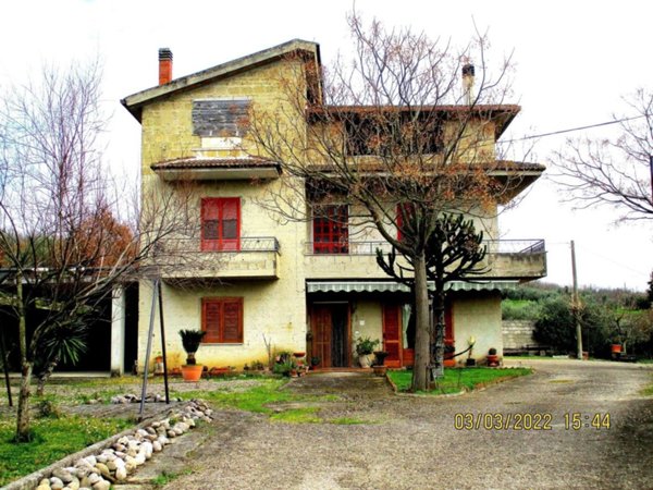 casa indipendente in vendita a Dugenta