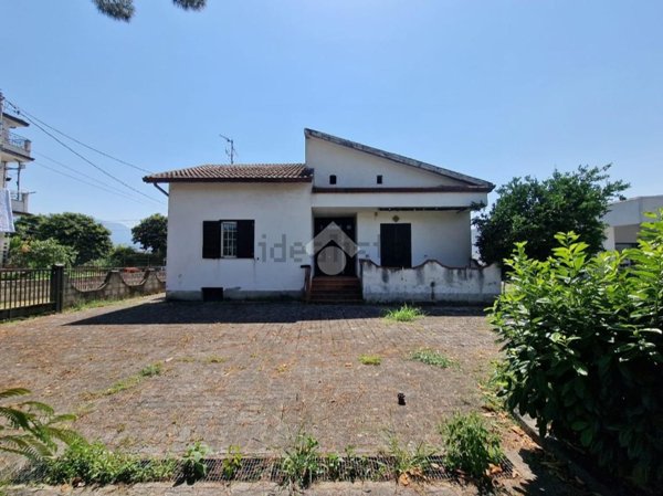 casa indipendente in vendita a Dugenta