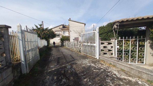 casa indipendente in vendita a Dugenta